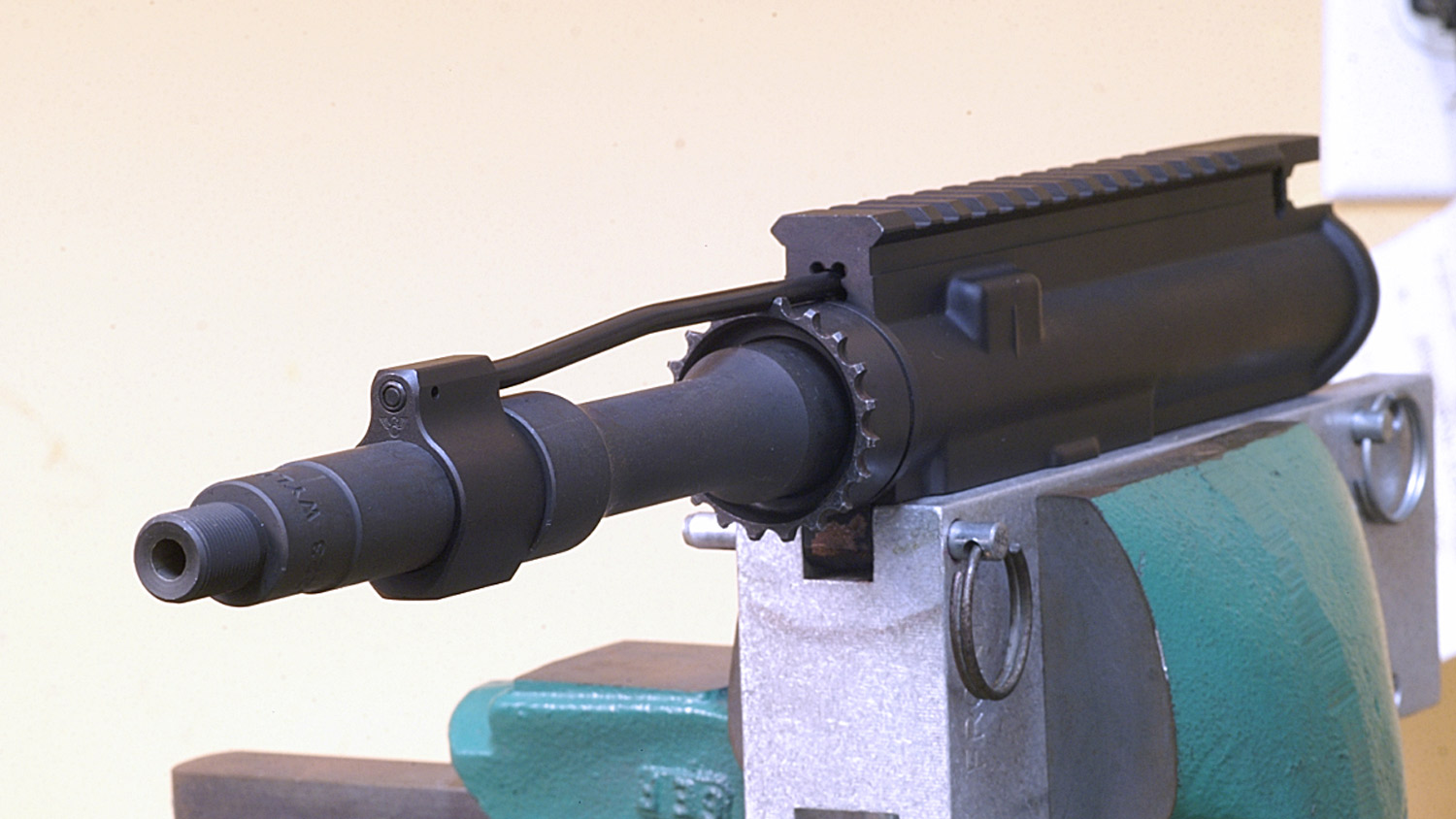 Pistol-length 7.5-inch barrel