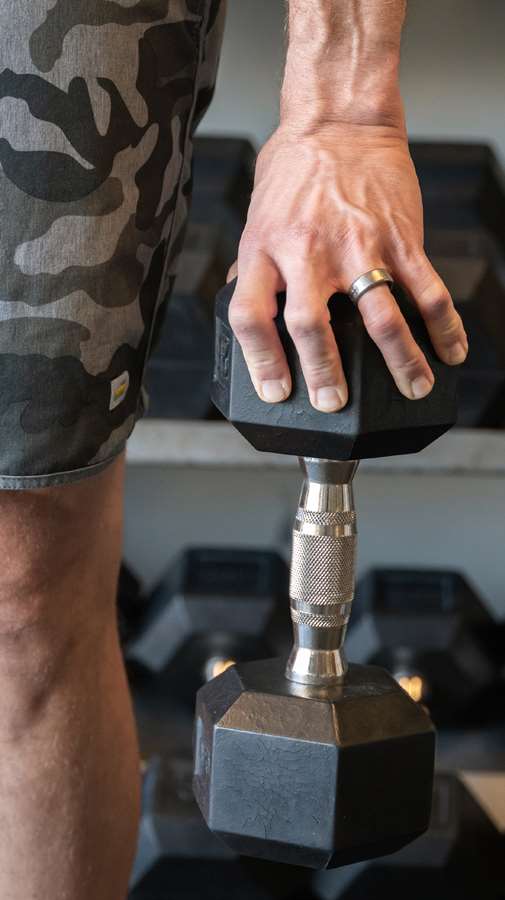 Pinch grip with a dumbbell
